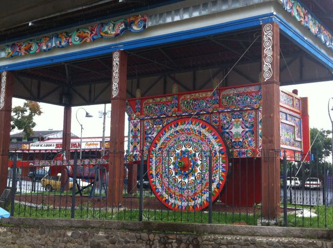 Carreta decorada en el centro del pueblo de Sarchí. Costa Rica